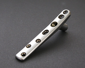 チタン合金を削りだした人工関節部品